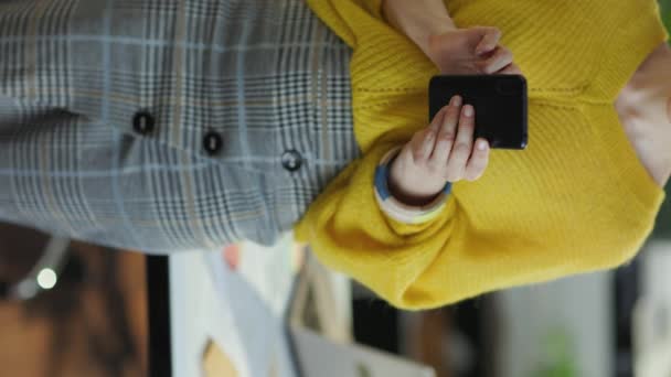 Tersenyum Trendi Kecil Pemilik Bisnis Wanita Dengan Sweater Kuning Dengan — Stok Video
