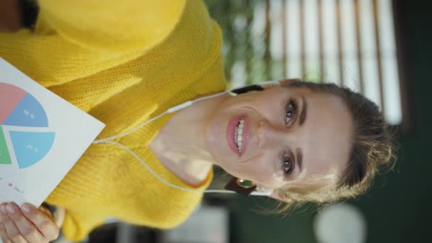 Χαμογελαστή Γυναίκα Ιδιοκτήτης Μικρής Επιχείρησης Μόδας Κίτρινο Πουλόβερ Χαμογελώντας — Αρχείο Βίντεο