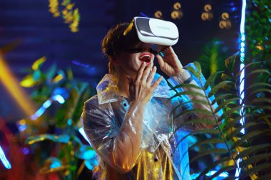 VR kulaklıkla sanal gerçeklikteki trend kadını şaşırttı.