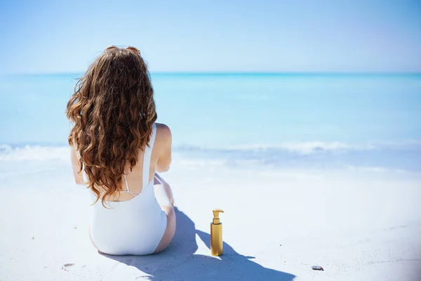Sahilde Oturan Beyaz Plaj Elbiseli Modern Yaşlarda Bir Kadın — Stok fotoğraf