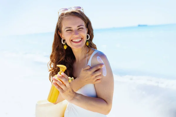 Portrait Smiling Stylish Years Old Woman Beach White Beachwear Applying — Stock Photo, Image