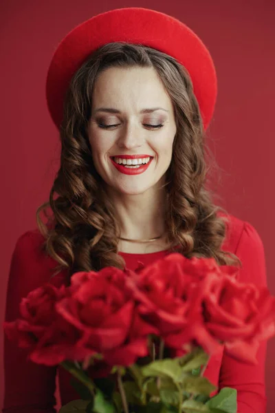 Happy Valentine Tersenyum Wanita Modern Dalam Gaun Merah Dan Baret — Stok Foto