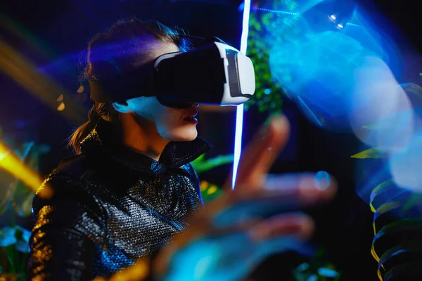 Trendy Female Virtual Reality Headset Exploring — Fotografia de Stock