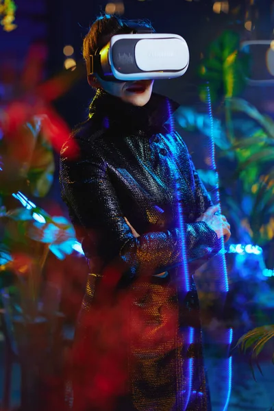 Trendy Woman Virtual Reality Goggles — Fotografia de Stock