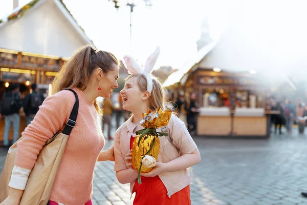 Paskalya Eğlencesi Gülümseyen Modern Anne Çocuk Şehirdeki Panayırda Altın Paskalya — Stok fotoğraf