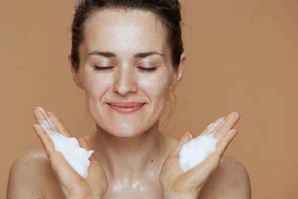 Bahagia Tahun Wanita Tua Dengan Berbusa Wajah Mencuci Muka Wajah — Stok Foto