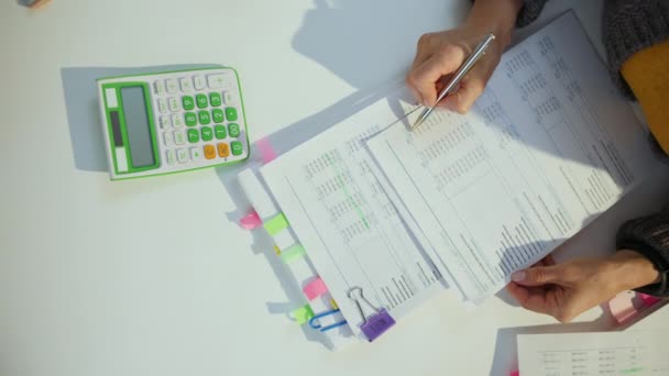 Woman Working Office Using Calculator — Αρχείο Βίντεο