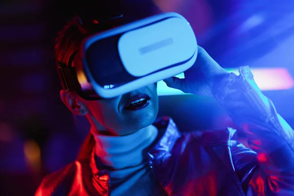 Neon Metaverse Futuristic Concept Stylish Business Woman Virtual Reality Goggles — Fotografia de Stock