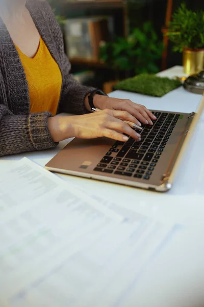 Mulher Contador Com Documentos Laptop Trabalhando — Fotografia de Stock