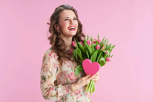 Sorridente Donna Mezza Età Alla Moda Abito Floreale Con Bouquet — Foto Stock