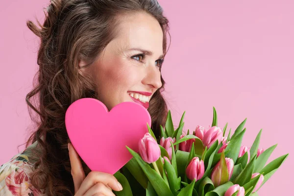Sorridente Donna Tendenza Anni Abito Floreale Con Bouquet Tulipani Cuore — Foto Stock