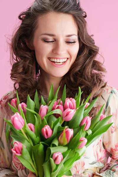 Felice Donna Elegante Abito Floreale Con Tulipani Bouquet Sfondo Rosa — Foto Stock