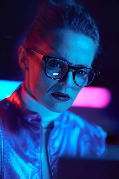 Neon Metaverse Futuristisches Konzept Porträt Einer Stilvollen Geschäftsfrau Mit Laptop — Stockfoto