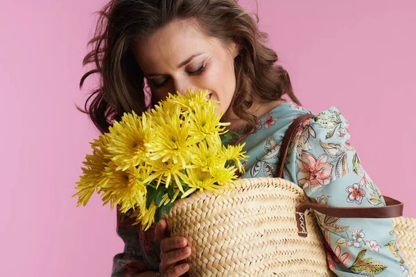 Donna Mezza Età Sorridente Alla Moda Abito Floreale Con Crisantemi — Foto Stock