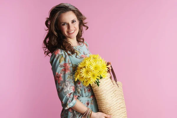 Donna Tendenza Sorridente Anni Abito Floreale Con Crisantemi Gialli Fiori — Foto Stock