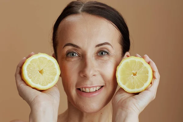 Portrait Smiling Modern Years Old Woman Lemon Beige Background — Stock Photo, Image