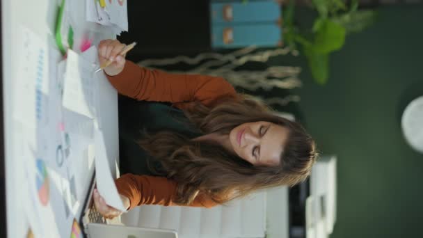 Розслаблена Сучасна Жінка Середнього Віку Власник Малого Бізнесу Розтягуванням Ноутбука — стокове відео