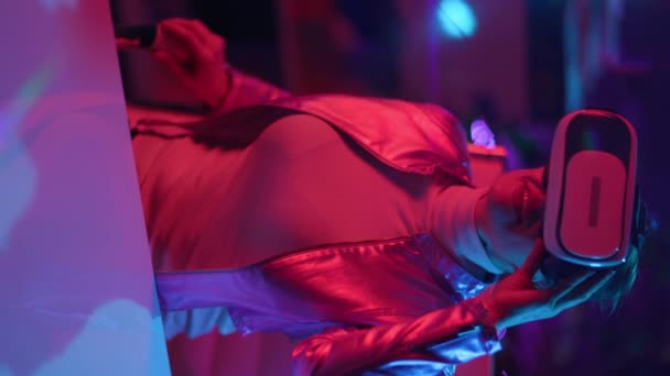 Neon Metaevren Fütüristik Konsepti Gülümseyen Stil Yaşında Karanlık Arka Planda — Stok video