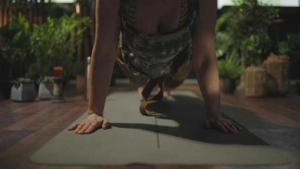 Closeup Woman Yoga Mat Doing Yoga Green Living Room — Vídeo de Stock
