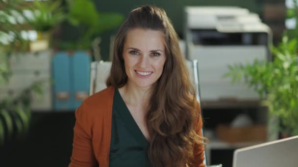 Tersenyum Trendi Tahun Wanita Pemilik Usaha Kecil Kantor Hijau Modern — Stok Video
