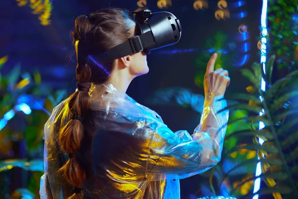 Gezien Van Achter Moderne Vrouw Virtual Reality Headset Knop Lucht — Stockfoto
