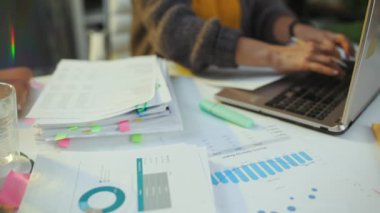 Vergi zamanı. Kumbarası ve hesap makinesi olan muhasebeci kadın ofiste çalışıyor..