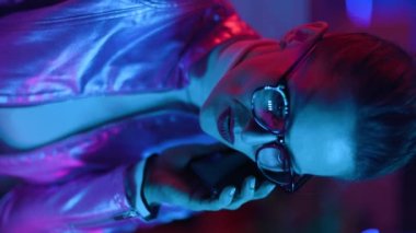 Vergi zamanı. Kumbarası ve hesap makinesi olan muhasebeci kadın ofiste çalışıyor..