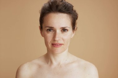 modern kadın bej arka planda izole.