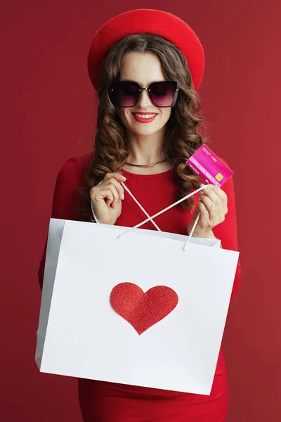 발렌타인 드레스를 여성이 웃으며 카드와 쇼핑백 고립되어 — 스톡 사진