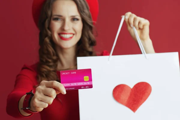 발렌타인 드레스와 베레모를 여성을 배경에 크레디트 카드와 쇼핑백 심장을 — 스톡 사진
