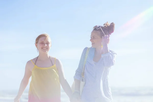 Sorrindo Mãe Elegante Filha Adolescente Praia Andando — Fotografia de Stock