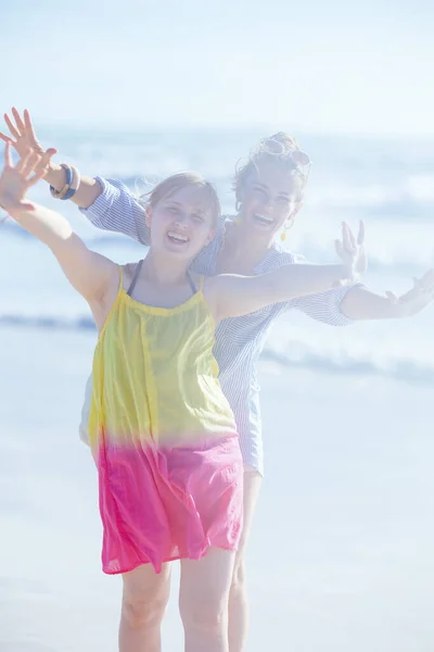在海滩上开心地笑着 时髦的母亲和少女 — 图库照片