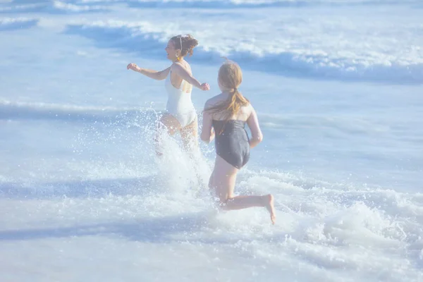 Felice Madre Elegante Bambino Spiaggia Beachwear Running — Foto Stock
