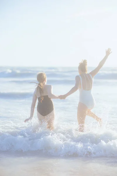 Von Hinten Gesehen Stylische Mutter Und Kind Badeanzug Strand — Stockfoto