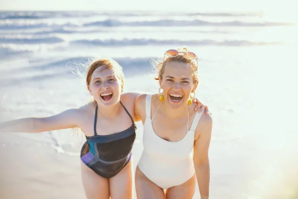 Retrato Madre Feliz Elegante Hija Adolescente Playa Traje Baño Divertirse —  Fotos de Stock