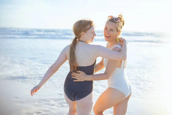 Glücklich Moderne Mutter Und Kind Strand Badebekleidung Spaß Haben — Stockfoto