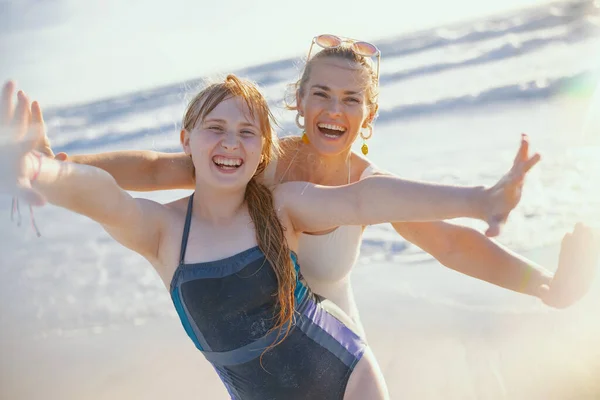 Ritratto Madre Moderna Sorridente Figlia Adolescente Spiaggia Beachwear Divertendosi — Foto Stock
