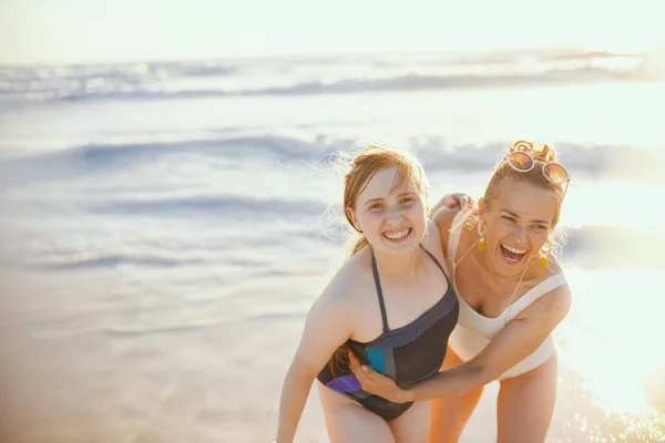 Portret Szczęśliwej Współczesnej Matki Nastoletniej Córki Plaży Stroju Kąpielowym Bawiącej — Zdjęcie stockowe