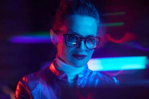 Neon Metaverse Futuristisches Konzept Porträt Einer Stilvollen Jährigen Frau Mit — Stockfoto