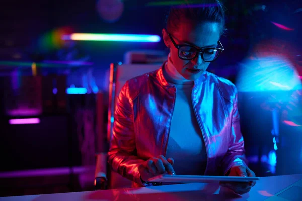 Neonowe Metaforyczne Futurystyczne Pojęcie Modna Kobieta Okularach Korzystająca Tabletu Nowoczesnym — Zdjęcie stockowe