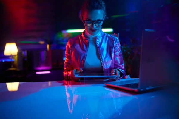 Neonowe Metaforyczne Futurystyczne Pojęcie Stylowa Kobieta Biznesu Okularach Laptopem Pomocą — Zdjęcie stockowe