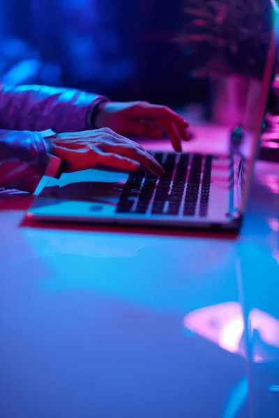 Neonowe Metaforyczne Futurystyczne Pojęcie Zbliżenie Średnim Wieku Kobieta Pomocą Laptopa — Zdjęcie stockowe