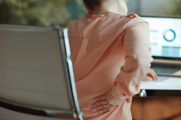 压力大的现代商业女性在现代办公室背痛的原因分析 — 图库照片