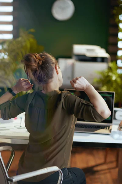 Modern Ofisteki Dizüstü Bilgisayarlı Sırt Ağrısı Olan Modern Bir Kadının — Stok fotoğraf