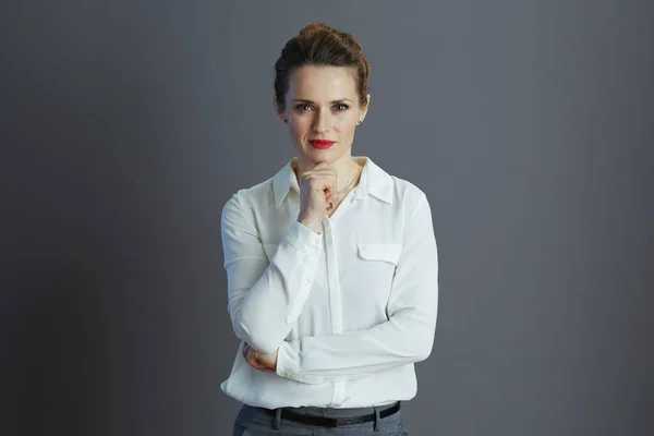 Nachdenkliche Moderne Kleinunternehmerin Mittleren Alters Weißer Bluse Vor Grauem Hintergrund — Stockfoto