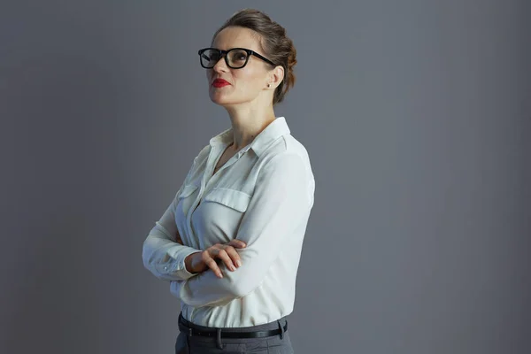 Zamyślony Nowoczesny Lat Stary Biznes Kobieta Białej Bluzce Okulary Izolowane — Zdjęcie stockowe