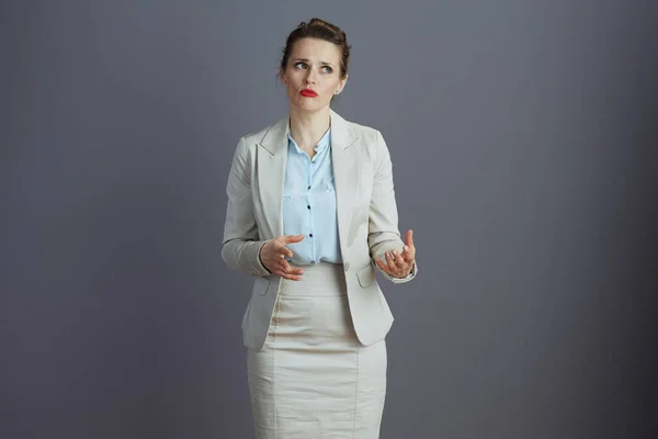 Modern Kvinna Arbetare Lätt Kostym Diskuterar Och Gestikulera Isolerad Grå — Stockfoto