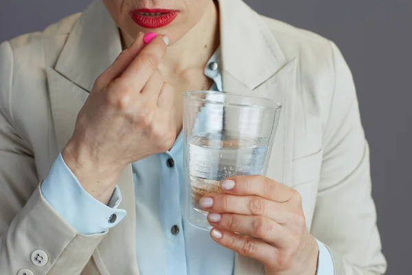 Närbild Kvinnlig Anställd Lätt Kostym Med Glas Vatten Och Piller — Stockfoto