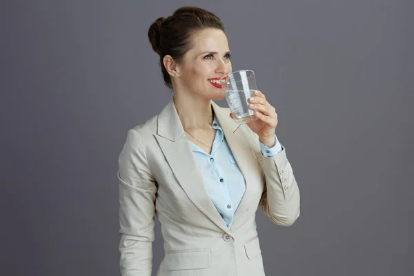 Szczęśliwy Nowoczesny Średnim Wieku Biznes Kobieta Lekkim Garniturze Biznesowym Szklanką — Zdjęcie stockowe