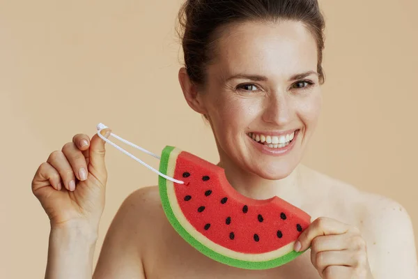 Gelukkig Modern Vrouw Met Watermeloen Douche Spons Geïsoleerd Beige Achtergrond — Stockfoto